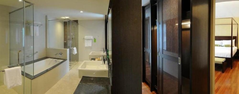 קואלה לומפור Micasa All Suites Hotel מראה חיצוני תמונה Bathroom