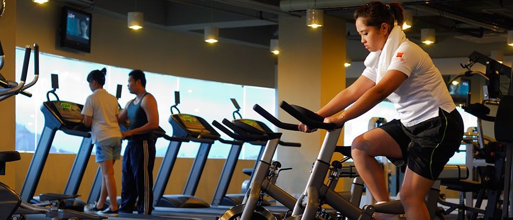 קואלה לומפור Micasa All Suites Hotel מראה חיצוני תמונה A woman on a stationary bicycle